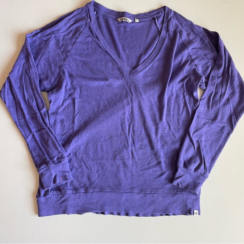 💚3/$15💚 TNA | XSMALL | purple vneck long sleeve tshirt | relaxed fit